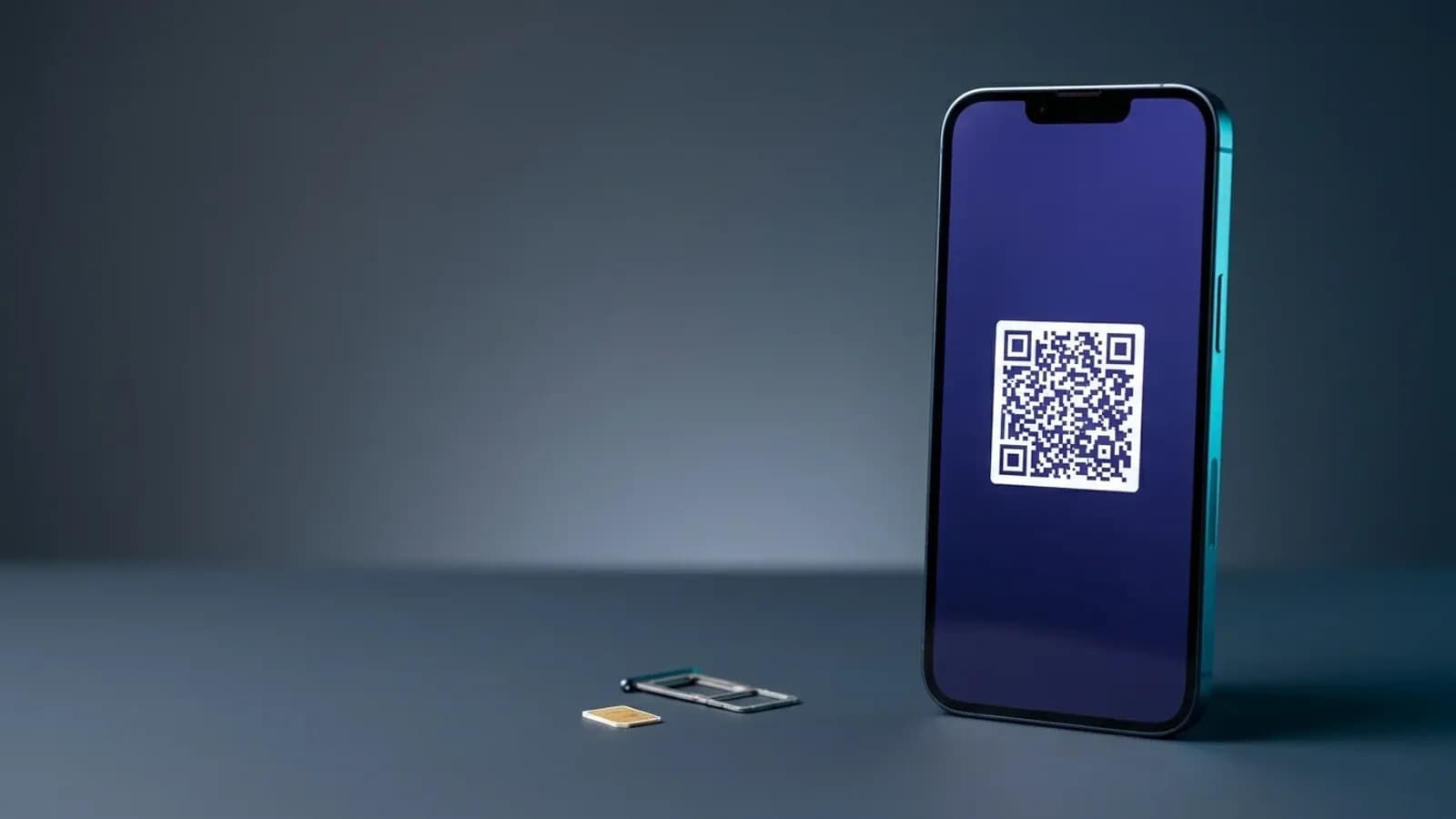 Smartphone affichant un QR code d'activation eSIM, posé à côté d'une carte SIM physique et de son tiroir d'éjection