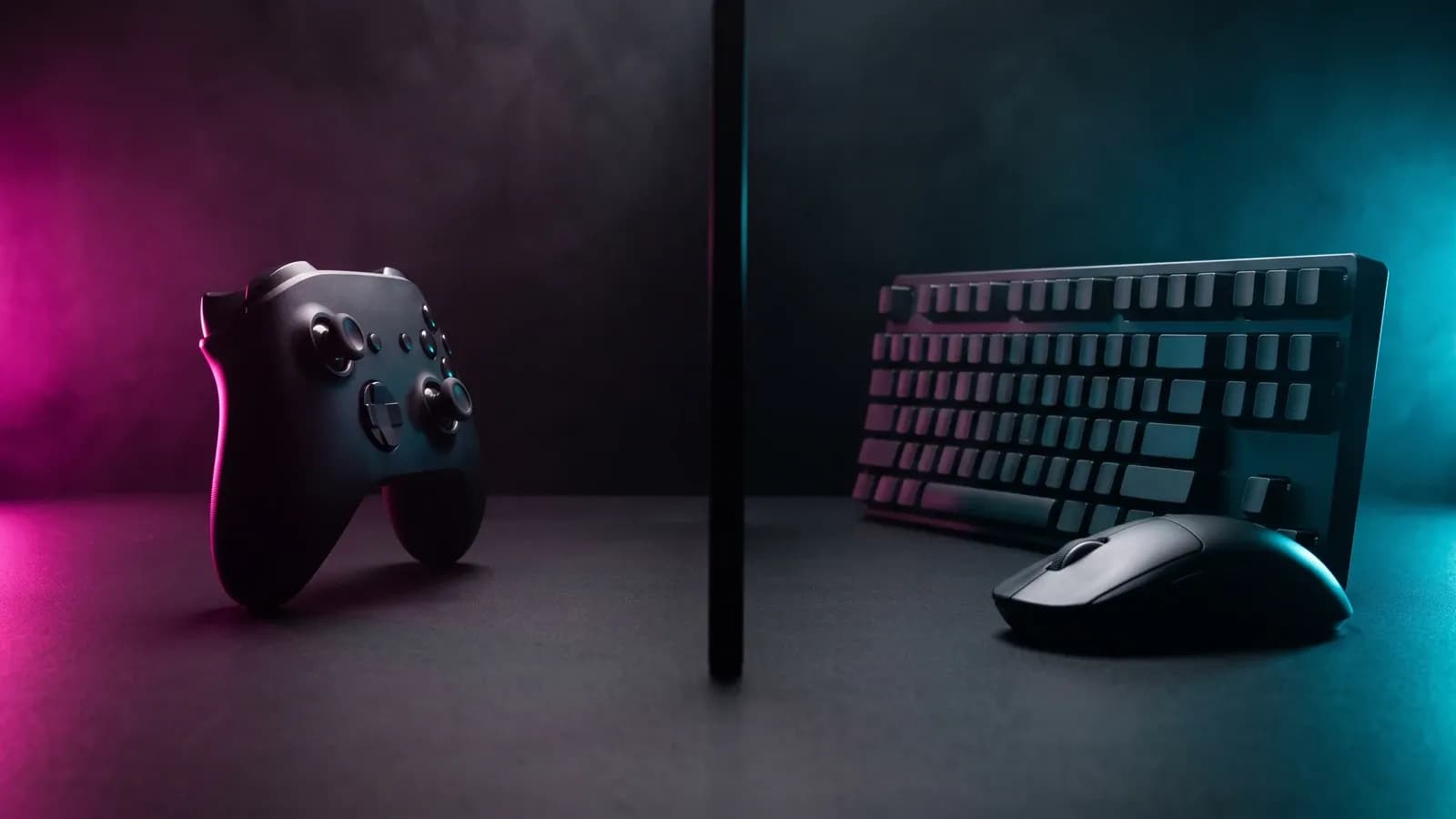 Manette face à un clavier mécanique et une souris gaming, éclairés en magenta et cyan sur un bureau sombre