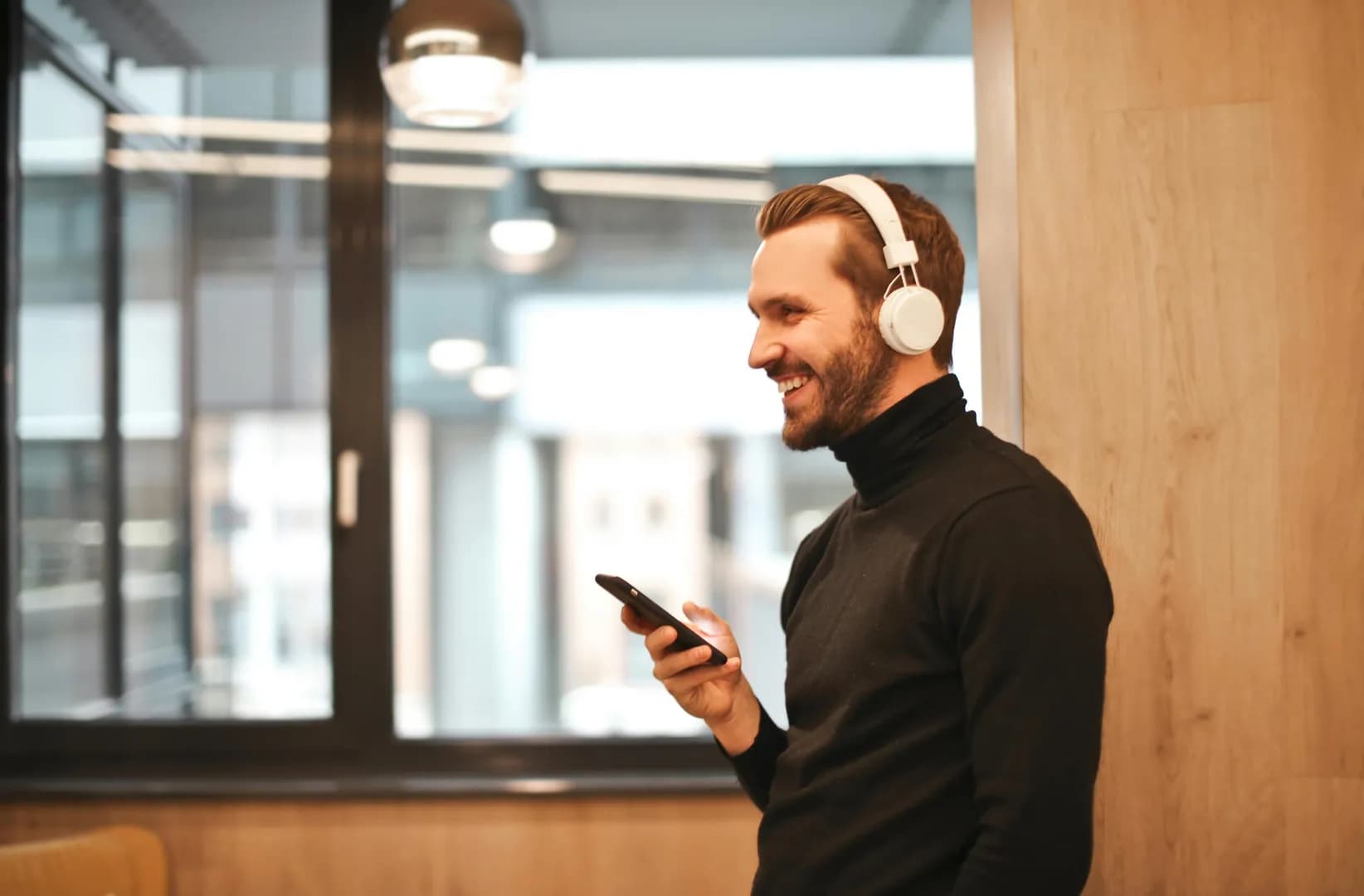 homme qui écoute de la musique 