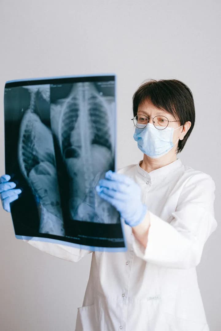 Medecin analysant une radio 
