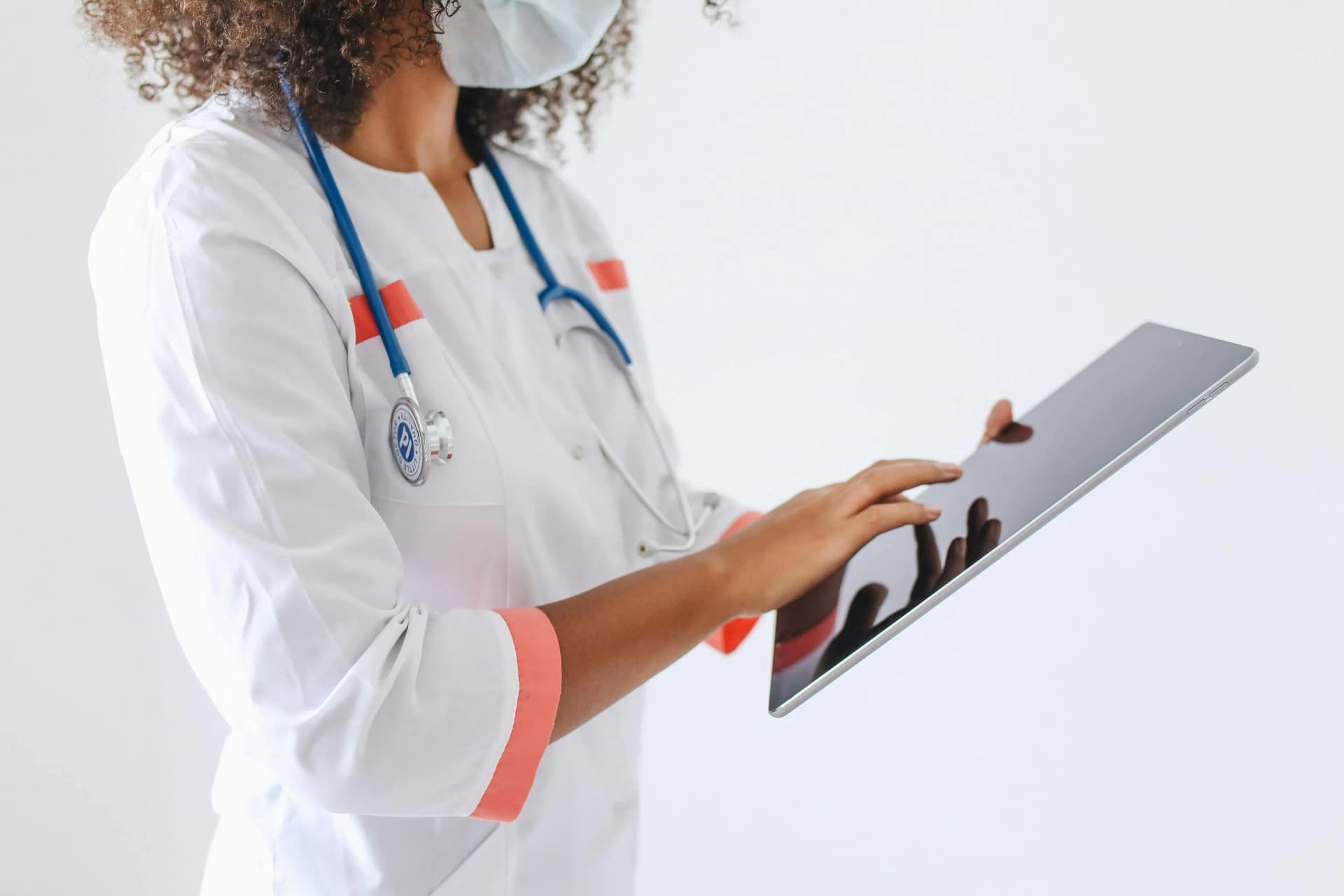 medecin sur une tablette