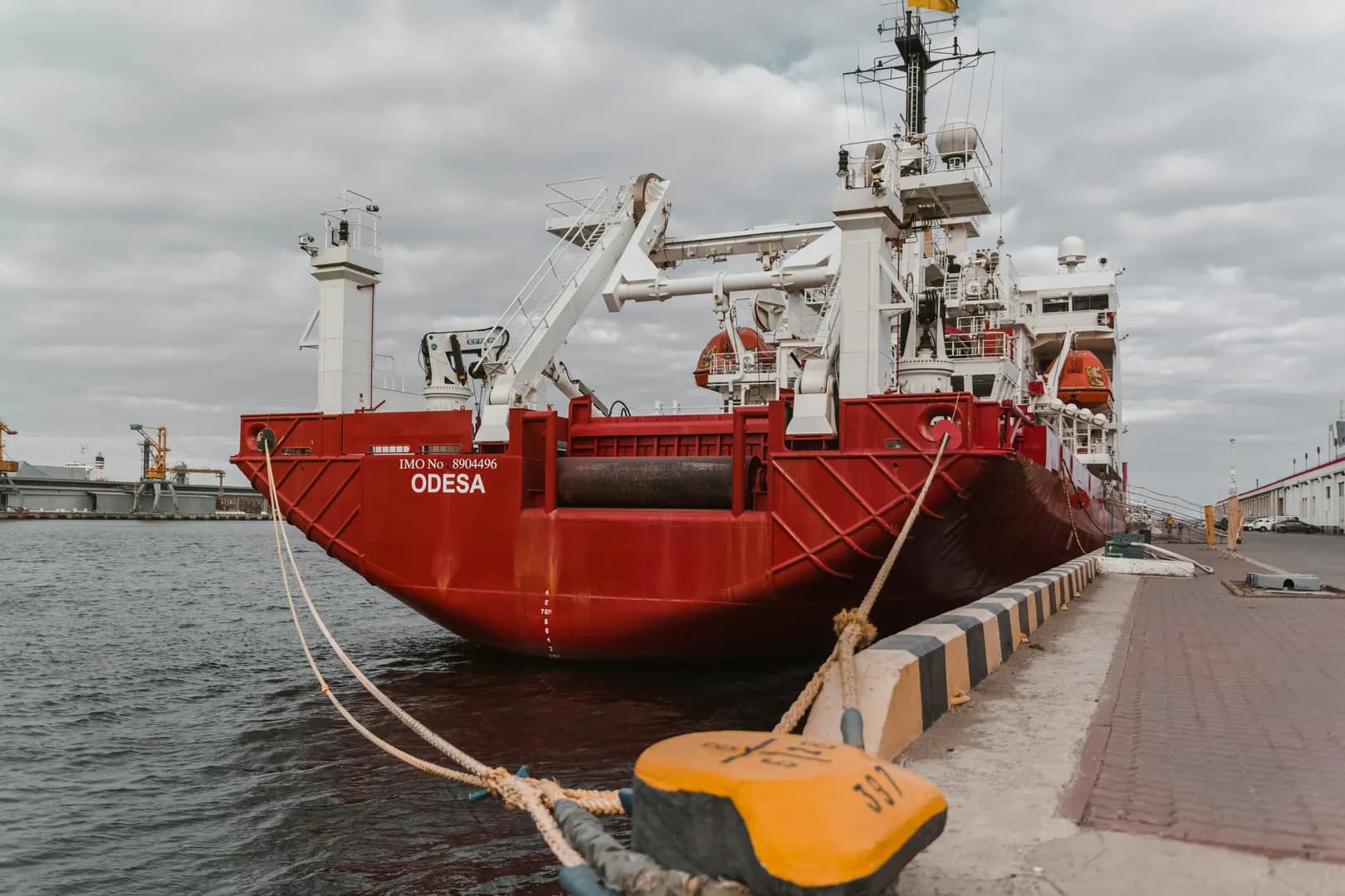 bateau qui remonte les cables sous marains