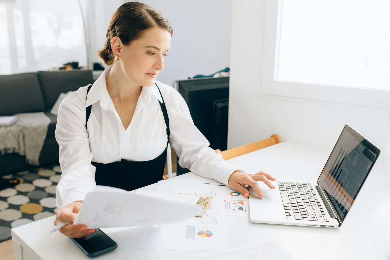 image d'une secretaire derriere un ordinateur