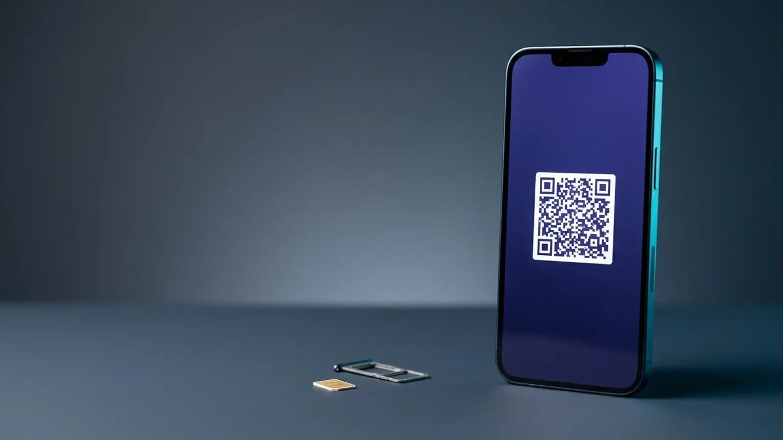 Smartphone affichant un QR code d'activation eSIM, posé à côté d'une carte SIM physique et de son tiroir d'éjection
