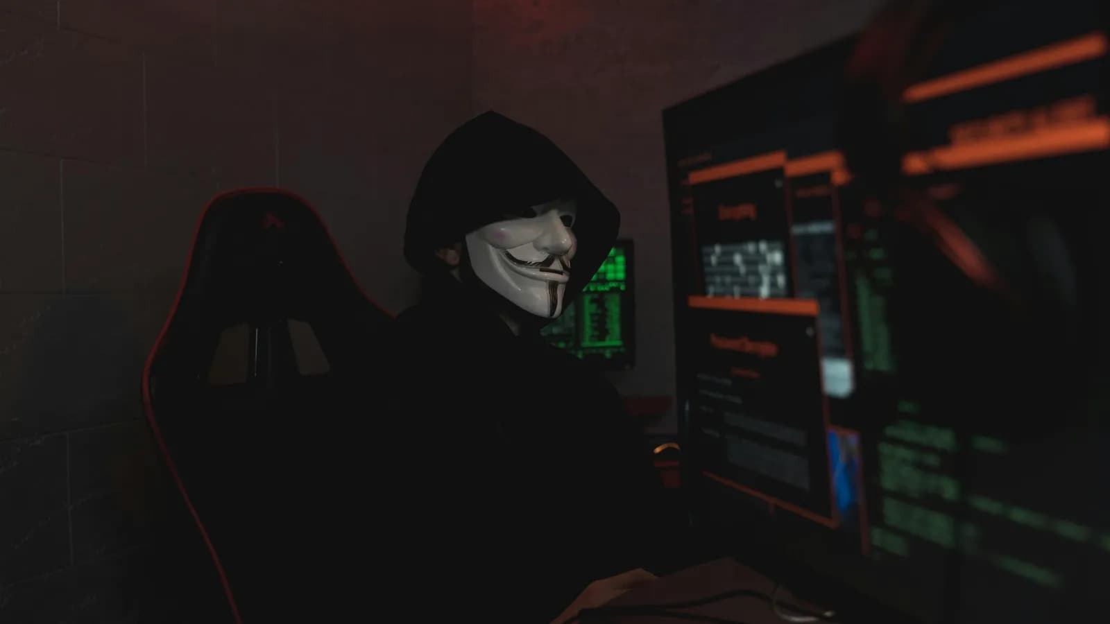 image d'un anonymous derriere un ecran