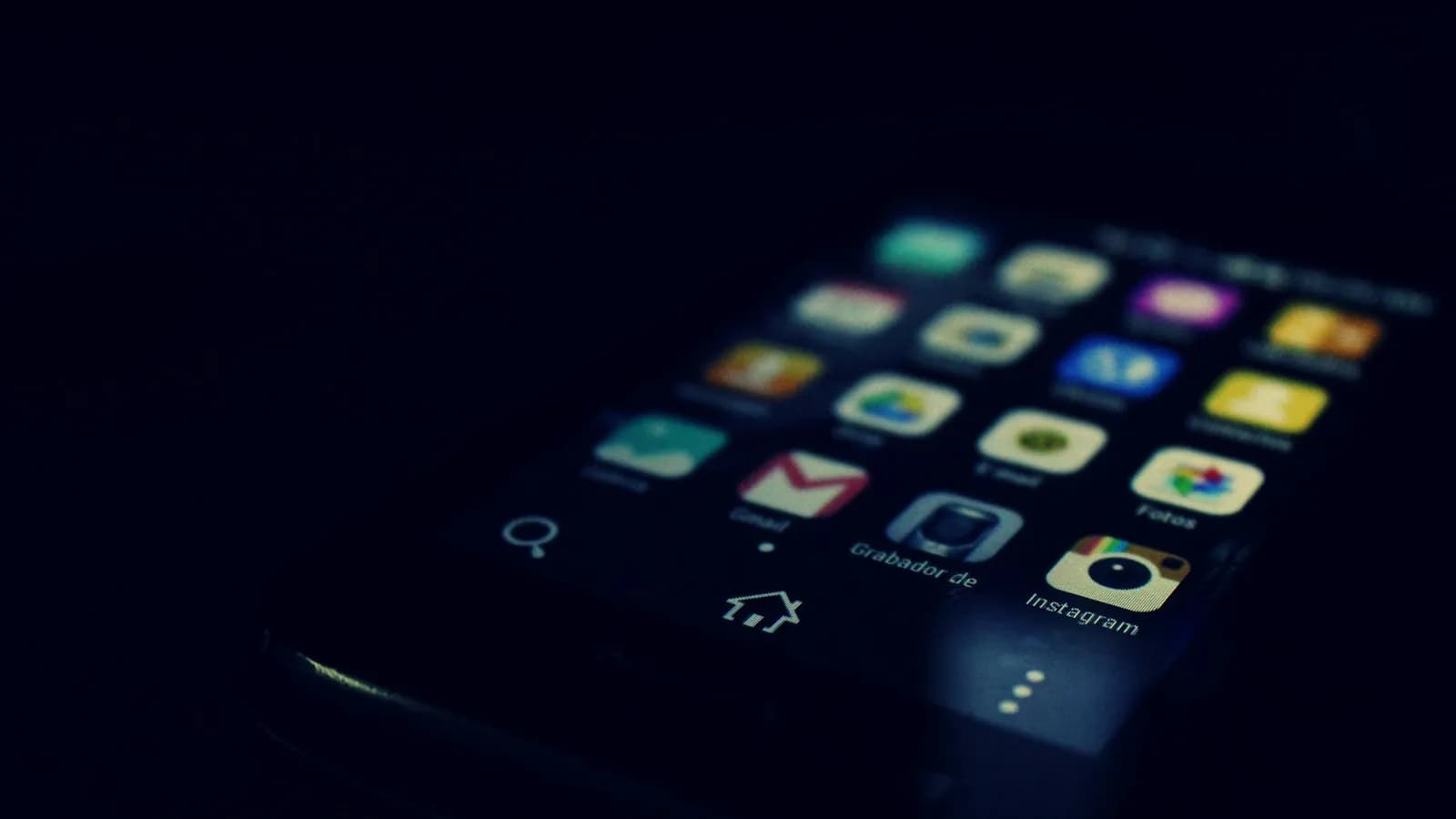 image d'un smartphone dans une ambiance sombre
