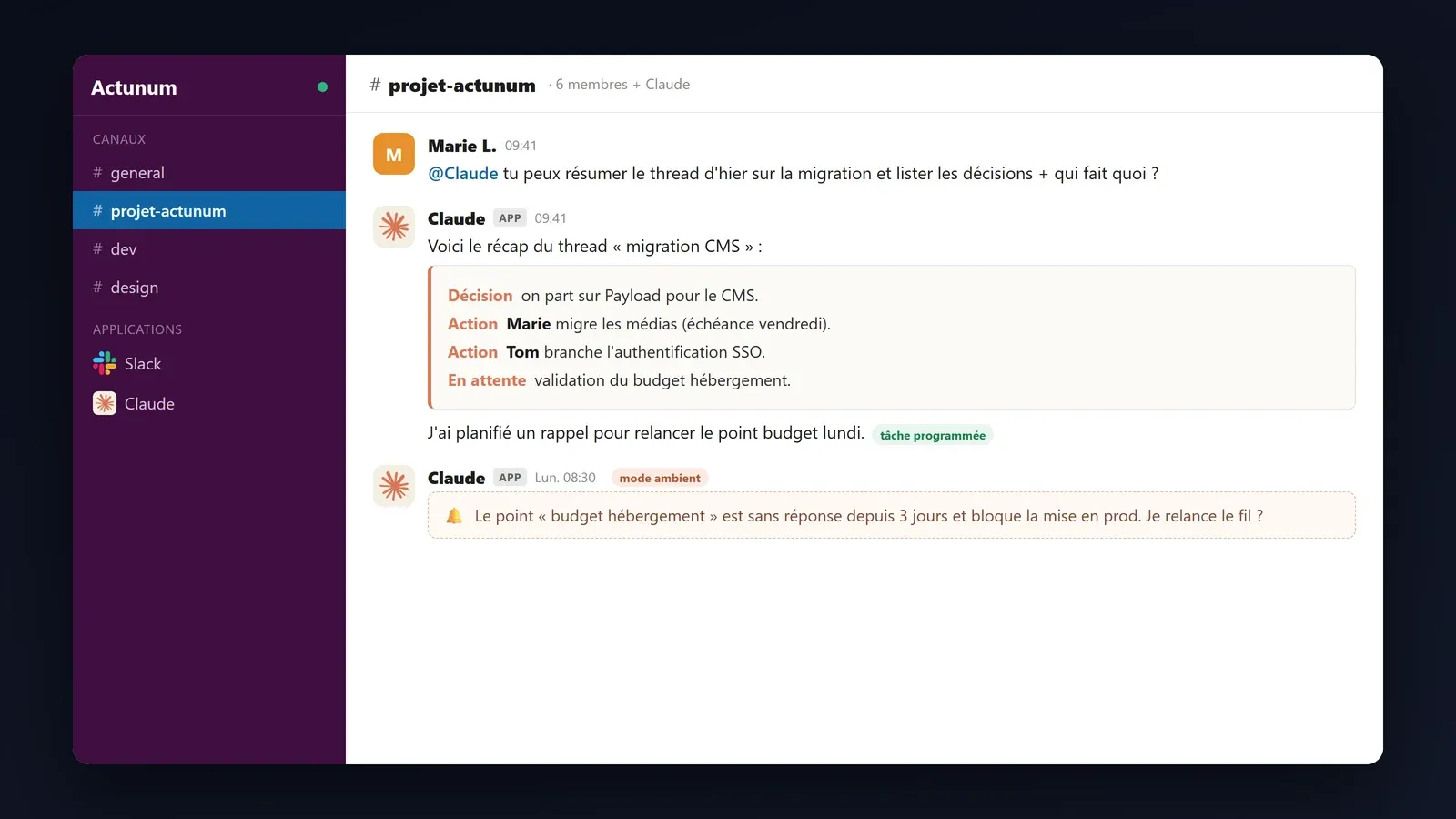 Mockup d'un canal Slack ou Claude resume un thread, liste les decisions et les actions, puis relance proactivement un point bloque en mode ambient